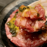 北海道焼肉 北うし - とろけるユッケ 
      美深産キャビア
      びえい和牛サーロイン使用
