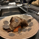 北海道焼肉 北うし - びえい和牛
      サーロイン焼きすき
      フランス産黒トリュフがけ