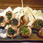 炭火野菜巻き串と餃子 博多うずまき - 博多万ネギ巻き串（左）＆ レタス巻き串