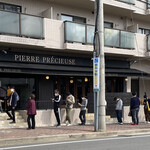 PIERRE PRECIEUSE - 購入してお店を出た10:15時点の様子です。並んでます。