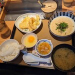 やよい軒 - 兄ぃが頼んだ、静岡とろろ汁と、天ぷらの定食(税込920円)・生玉子(60円)で、980円…