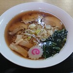 Natsukashi Noaji Shina Soba - あっさりスープ、極縮れ麺、ナルト、ほうれん草、確かに最近はあまり見なくなりました。