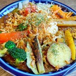 虹色カレー食堂 - 牛すじスパイスカレー+9種の野菜