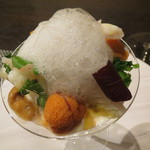 レストラン バカール - 冷製コンソメゼリーのカクテル 利尻の塩水雲丹とカリフラワーのアレンジ、ハマグリのエキスのカプチーノで 