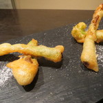 レストラン バカール - たらの芽と行者ニンニクのベニエ