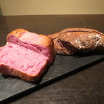 レストラン バカール - 赤ワインと胡桃のパン、紫芋のパン