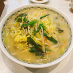 中国料理 華山 - にんにくたっぷり野菜湯麺（968円）