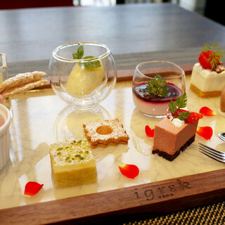 月替わりに楽しむ10種のデザートプレート