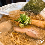 拉麺 瑞笑 - 味玉背脂煮干そば、940円。