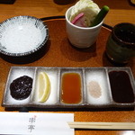 Kushitei - ランチおきまりの付出しの野菜と串用調味料