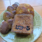 レストラン バカール - おみや:ばかーるブリオッシュ、ポルチーニのパン、チャパッタ