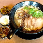 Hakata Tenjin - セルフサービスの高菜、ニンニク、キューちゃんを添えて。