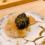 鮨 しゅん輔 - 平貝。佃煮をのせて。山椒がまた絶妙