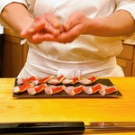 鮨 しゅん輔 - 金目鯛、炙りではなくて藁の燻製。