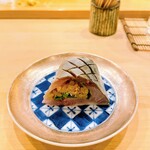 鮨 しゅん輔 - しめ鯖。大葉と芽ネギと胡麻。