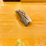 鮨 しゅん輔 - こはだ。赤酢のシャリとまたよく合います。