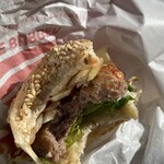 三瓶バーガー - 食べ掛でスミマセン。中身を見てもらおうと思いまして。。。