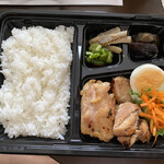 Vivo - とりもも塩麹のレモンバジルソテー、バリ旨❗️