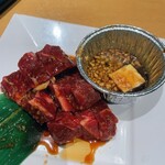 Yakiniku Kingu - 花咲上ロース　ガーリックバター醤油を網で熱してから食べると、バターが溶けて美味しさアップ