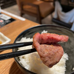 Kuroge wagyu yakiniku ushikuro - ほんのりピンクの和牛ロース。