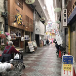 Teuchi Udon Sakaide - 商店街の中にあります　※左側がお店