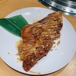 Yakiniku Kingu - きんぐカルビ　ハサミで切ってサンチュで巻いて食べると美味しいです