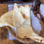 ナンハウス - バターナン。単品価格安いからつい頼んでしまう