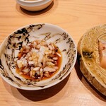 鮨 龍次郎 - サクラマスは少し炙って玉ねぎニンニク醤油
