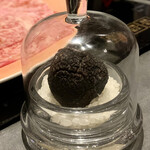 北海道焼肉 北うし - びえい和牛
      サーロイン焼きすき
      フランス産黒トリュフがけ