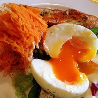 イノーヴェ - にんじんサラダとゆで卵