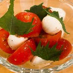 樱桃番茄和马苏里拉奶酪，橄榄拌白酱油