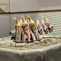のどぐろの中俣 新橋 - 壮観な原始焼きの様子