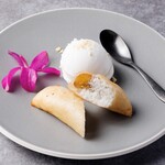 ポピアグルアイトー/Fried spring rolls with ice cream