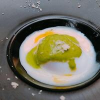 エルルカン・ビス - 地鶏の温玉　根セロリのソース、スモークサーモンのパウダー