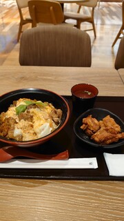 Hinadori Isei - はかた地鶏親子丼とひな鶏唐揚げ(3個)