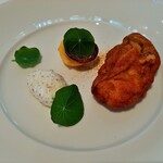 レストラン・モリエール - 大粒の厚岸の牡蠣は牡蠣フライ仕立てで♪まったりクリーミーで華やかな風味のタルタルソースにカレー粉の香り、もっちり凍らせた卵黄も合う～