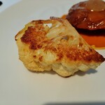 レストラン・モリエール - 塊のままバターとお塩で香ばしく焼き上げたカリフラワーは、野菜の自然な甘味と旨味が爆発～