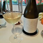 レストラン・モリエール - ひと口で分かる風味良さ、豊潤な香りの余市産白ワイン初雪2020♪フルーティーでスッキリ程よい酸味も爽やか