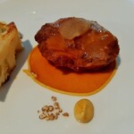 レストラン・モリエール - じっくり柔らかく煮込まれた塊の豚ほほ肉、コク深い生姜のソースや鮮烈な香りが弾ける粒胡椒、まろやかなマスタードが相性抜群