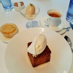 レストラン・モリエール - デザートはサヴァランの他に、グレープフルーツとわさびのソルベや国産レモンのゼリーなど3品、香ばしくキリリとした苦味のエスプレッソと共に