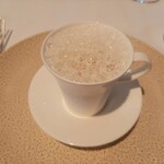 レストラン・モリエール - アミューズは熱々の椎茸のスープ♪表面はホワホワの泡で覆われ、中はトロッと芳醇なキノコの旨味が凝縮