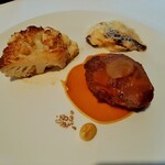 レストラン・モリエール - 奥にはお店の名物ドフィノワ（じゃが芋のグラタン）が♪メインのお皿に後から盛り付けられ、熱々が嬉しい！