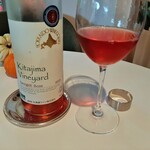 レストラン・モリエール - キリリと冷やした北島ヴィンヤードさんのツヴァイゲルト ロゼ2018、華やかでフルーティーな味わいはコース前半のお料理にピッタリ