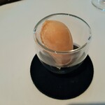 レストラン・モリエール - お肉料理の前に出されるお口直しのソルベ、数口はそのままいただくとスッキリしたレモンと紅茶の香り