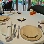 レストラン・モリエール - 洗練された上品なテーブルセッティング、ハロウィン時期だったので珍しいカボチャも数種類