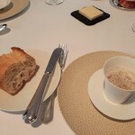 レストラン・モリエール - 湯気が上がるほど熱々のバゲットは、表面はカリッと中はしっとり♪ドンクさんの生地をお店で焼き上げるそう