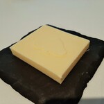 レストラン・モリエール - バターはミルキーでまろやか、スッと軽やかな口溶け♪表面にはお店のマークの大木の型押しが