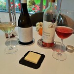 レストラン・モリエール - 乾杯に選んだワイン、左は仁木ヒルズヴィレッジさんのHATSUYUKI初雪1,958円、右はツヴァイゲルト・ロゼ1,760円