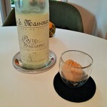 レストラン・モリエール - レモンと紅茶が香るソルべに洋梨のブランデーをかけると、妖艶な香りをまとって大人っぽい高貴な味に変化