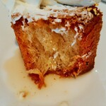 レストラン・モリエール - 生地からジュワジュワ溢れ出す、香り高い日本酒と上品なシロップの甘味の虜に♪甘さ控えめの生クリームが極上ハーモニー